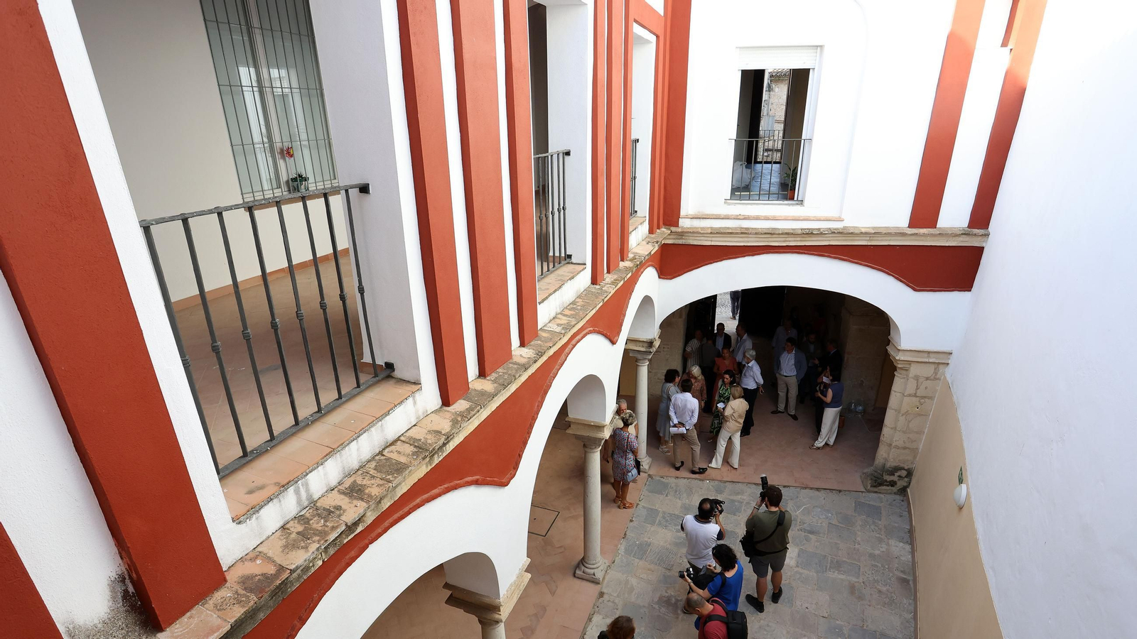Visita a la rehabilitación de viviendas en calle Ramón de Cala en Jerez