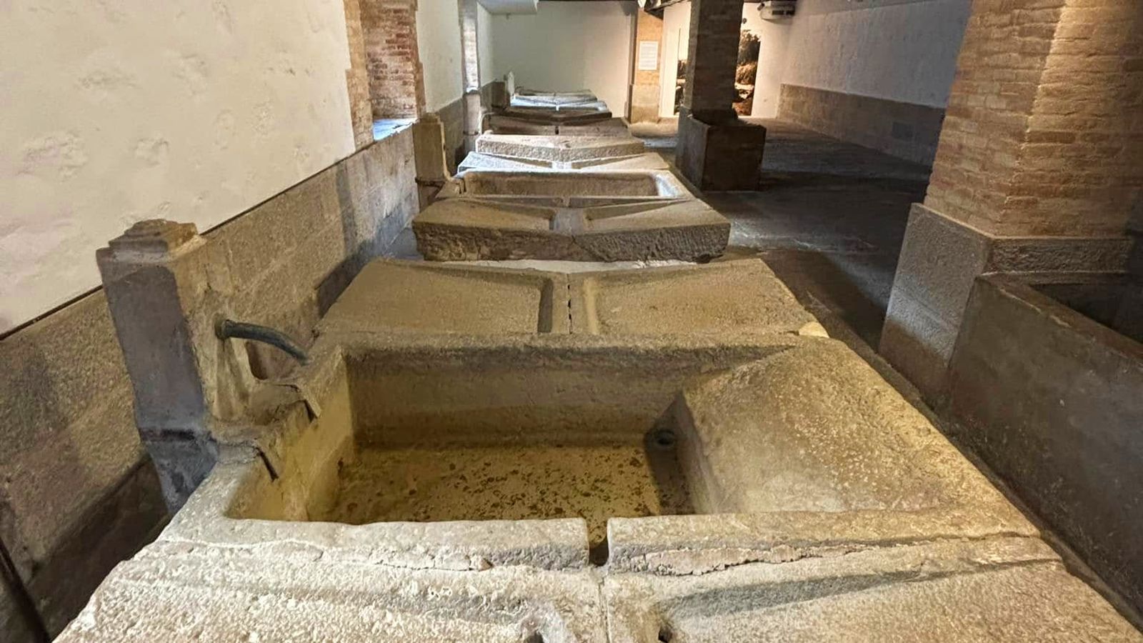 Antiguos lavaderos del Hospicio de Mujeres de Jaén, situados en la planta -3 del Palacio de Villardompardo, recientemente abiertos al público como testimonio del trabajo cotidiano y la memoria femenina.