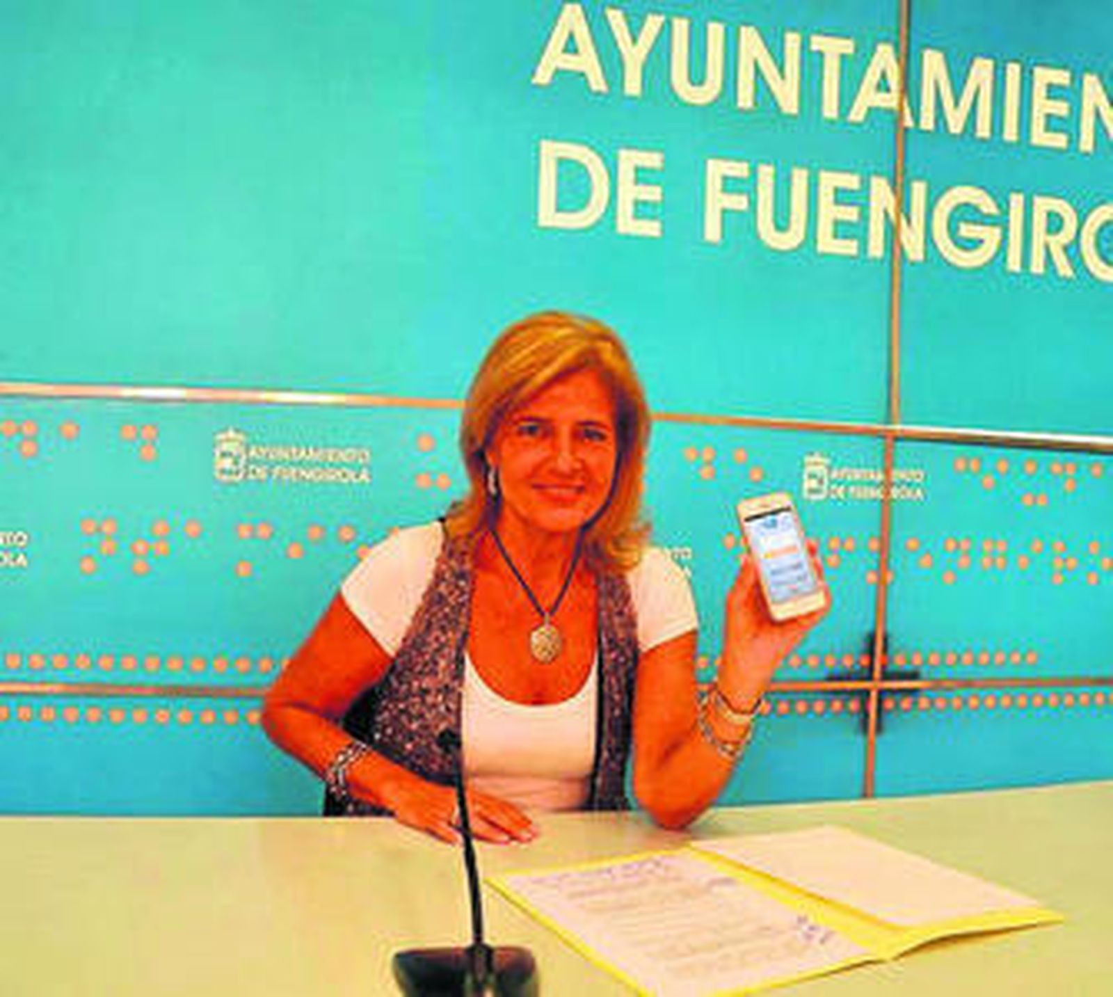 La alcaldesa de Fuengirola, ayer, presentando la aplicación.