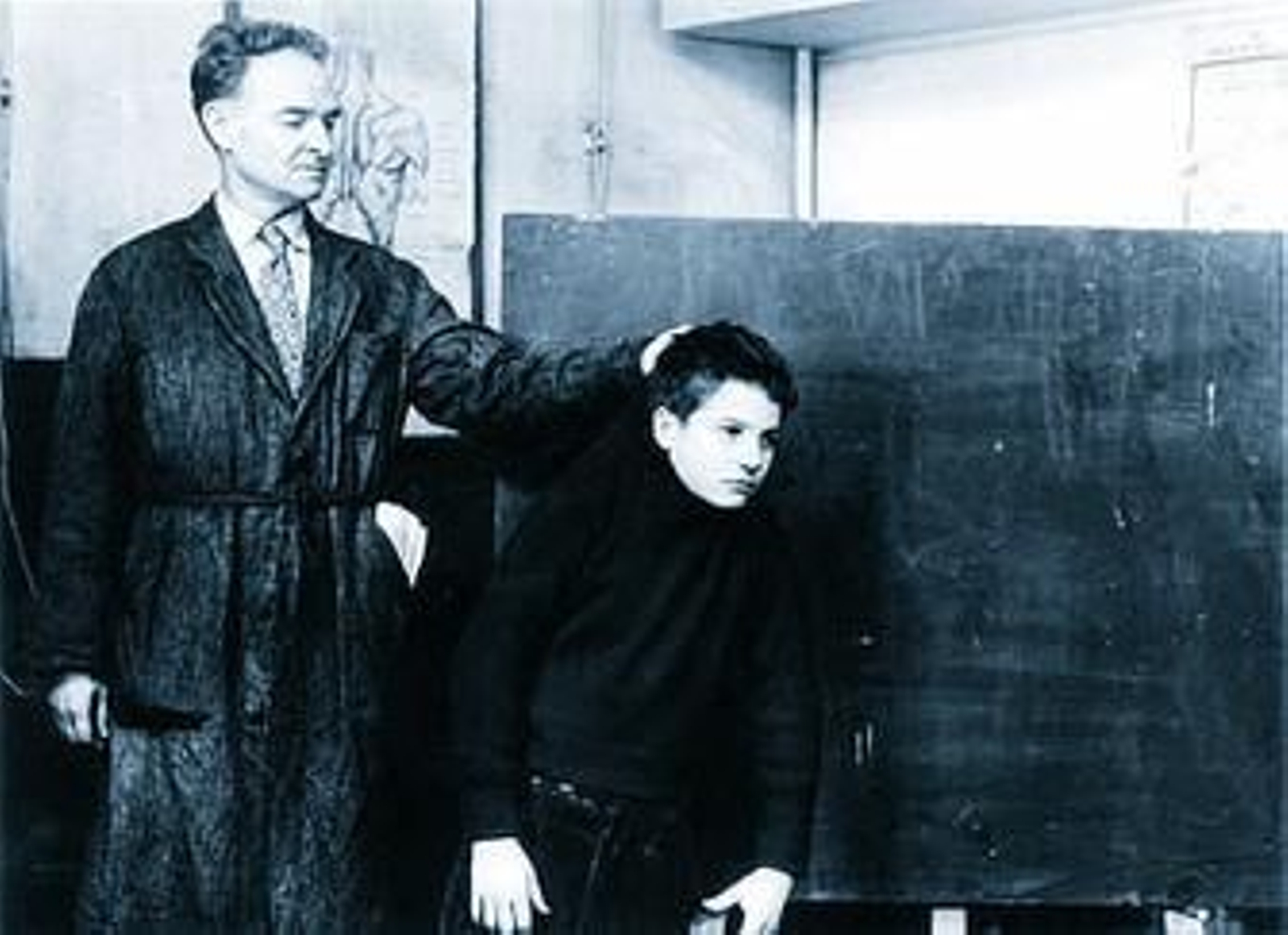 Una escena de 'Los 400 golpes', con Antoine Doinel como testigo de la amargura.