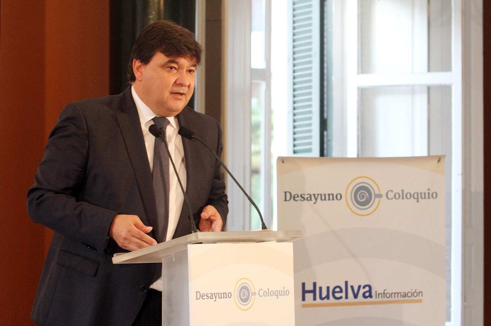 Imágenes de la conferencia y desayuno-coloquio de Gabriel Cruz, alcalde de Huelva