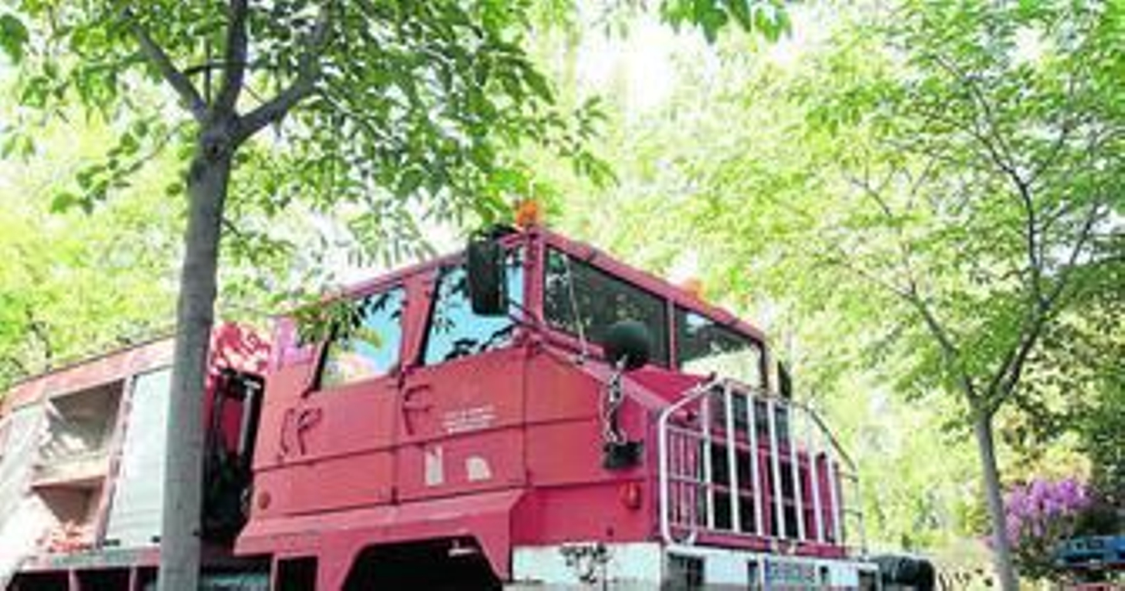 1. El sistema de riego diario consigue que el entorno de la Alhambra y el Generalife estén siempre mucho más húmedos que el resto de tierras colindantes, por lo que sería más difícil que el fuego entrase en la zona. 2. Los encargados de jardines del enclave dividen los riegos por zonas durante todo el día. 3. El camión autobomba  tiene una capacidad de 3.600 litros y está a disposición de los efectivos de la Alhambra y del Infoca.