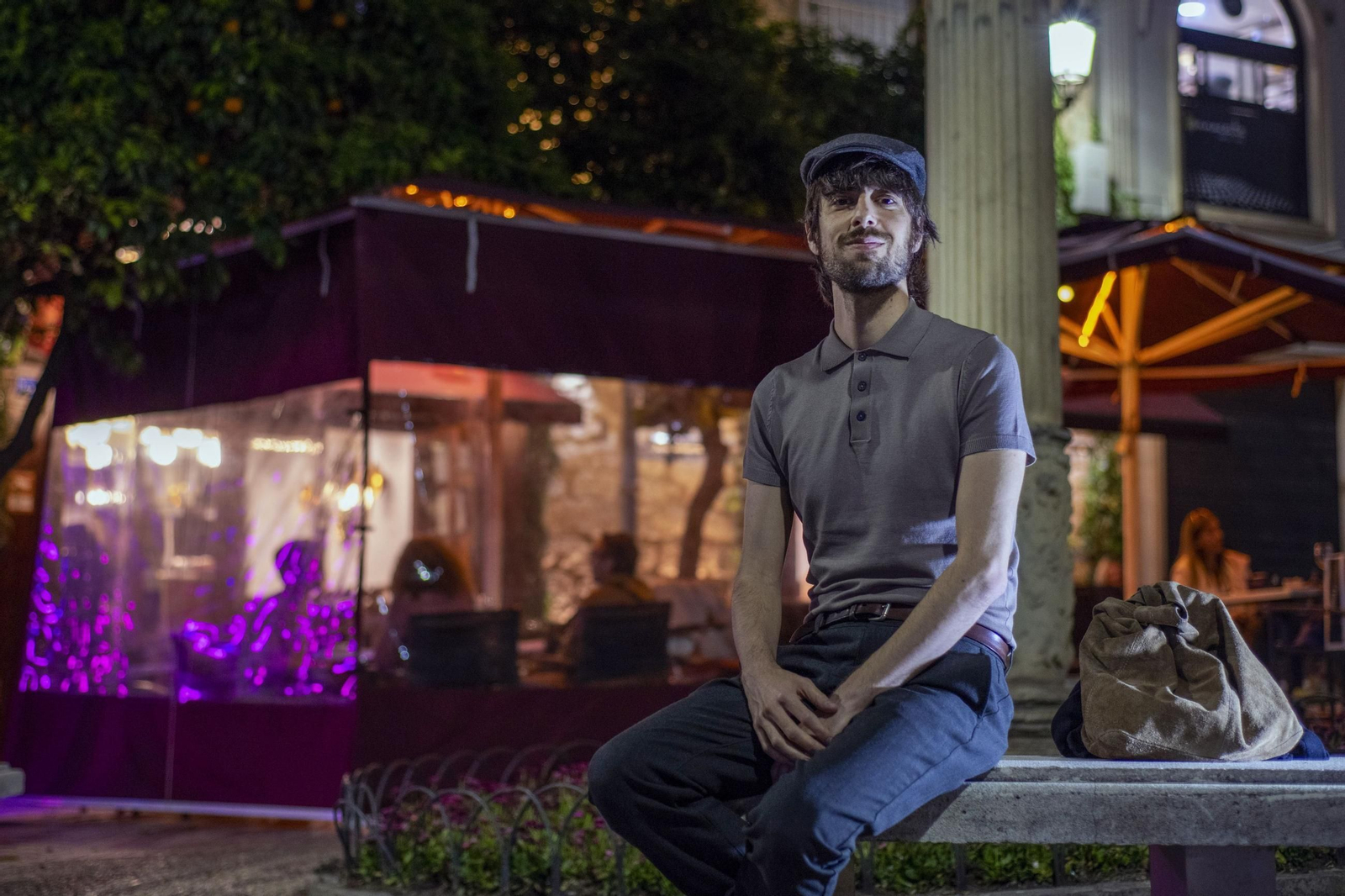 David Uclés posa en la Plaza del Pósito de Jaén.