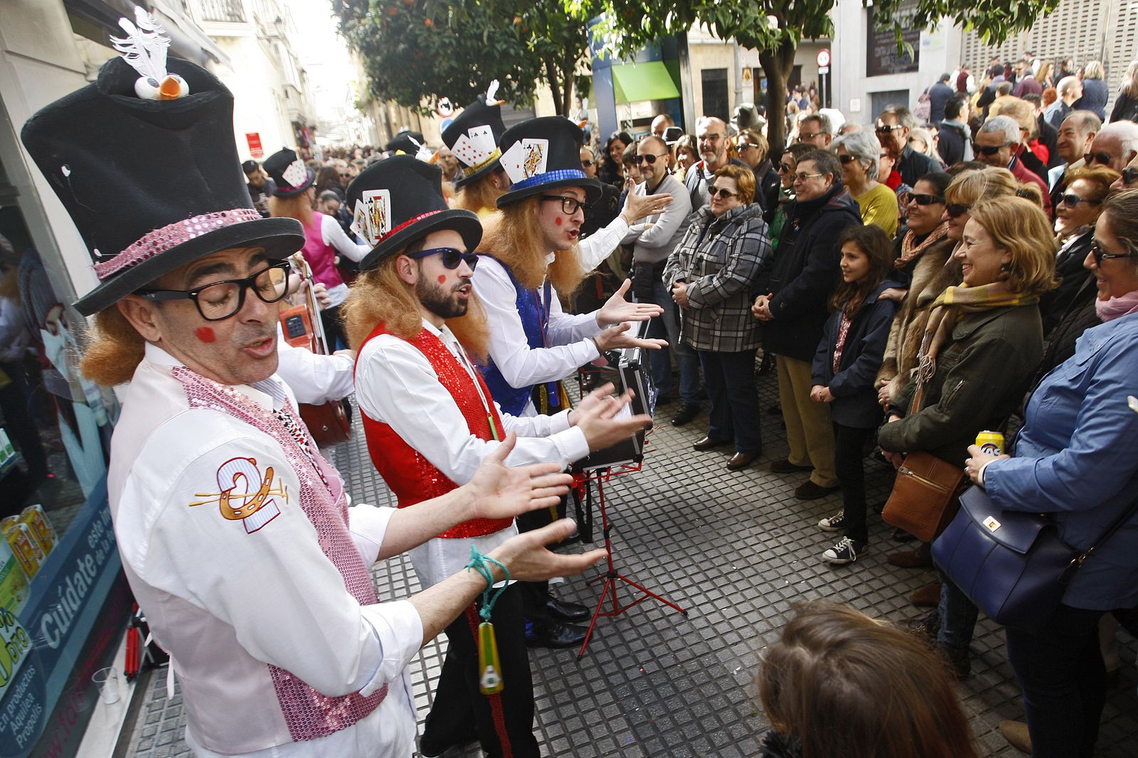 1. Una zambomba jerezana, muy típica en los meses de noviembre y diciembre.  2. Una chirigota canta sus letrillas en las calles gaditanas durante el carnaval.