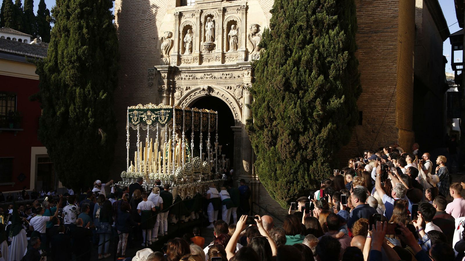 La Esperanza, ayer, a su salida de la Iglesia de San Gil y Santa Ana.