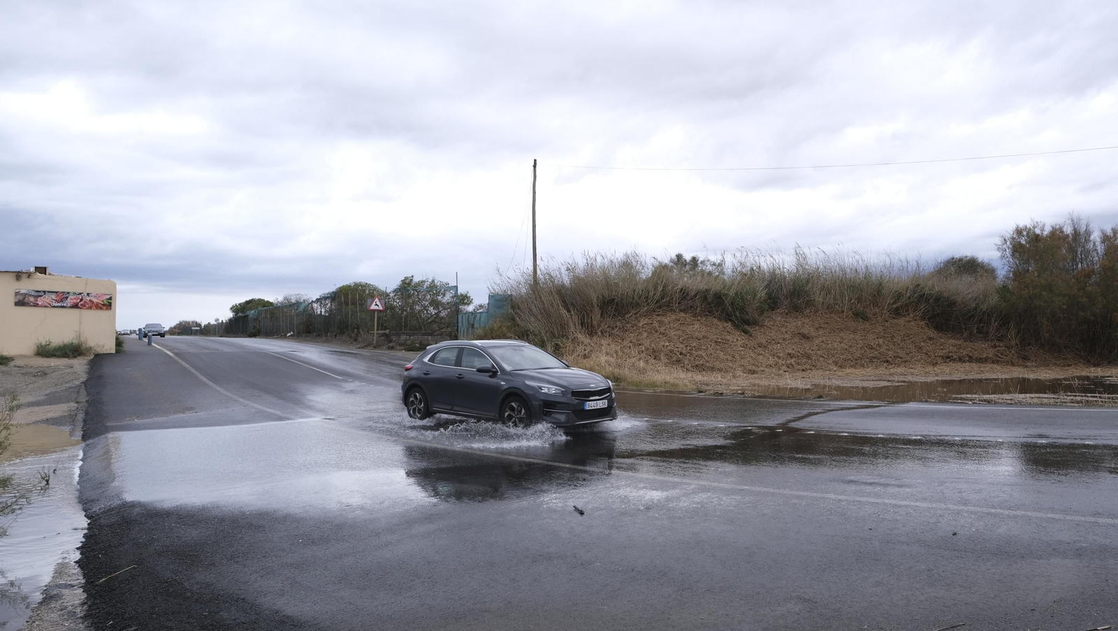 Sábado de lluvia en Almería capital, en imágenes