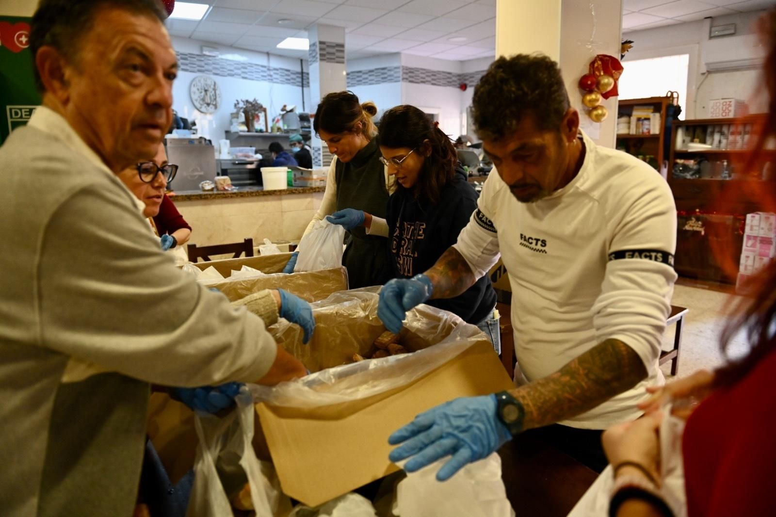 Nadie sin cena de Nochebuena, gracias a los Ángeles Malagueños de la Noche