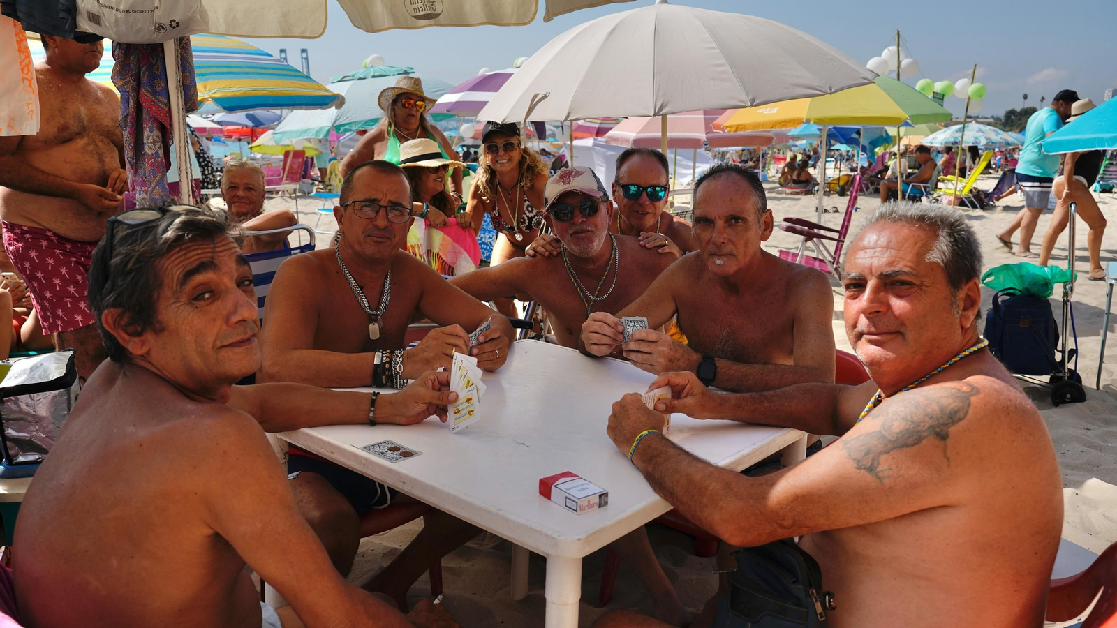 Fotos del ambiente en la playa de El Rinconcillo en la Romería Marítima de la Virgen de la Palma