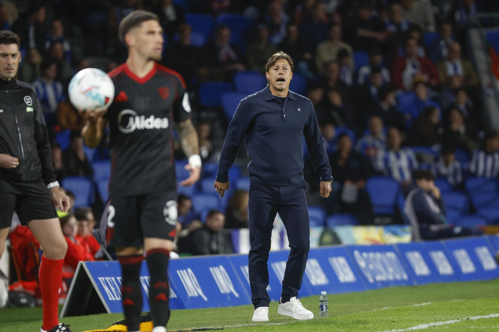 Matías Almeyda da una orden en el Real Sociedad-Sevilla mientras José Ángel Carmona saca de banda.