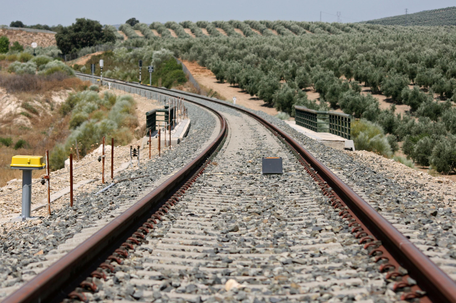 Así está la línea de tren convencional Granada-Bobadilla y algunas estaciones