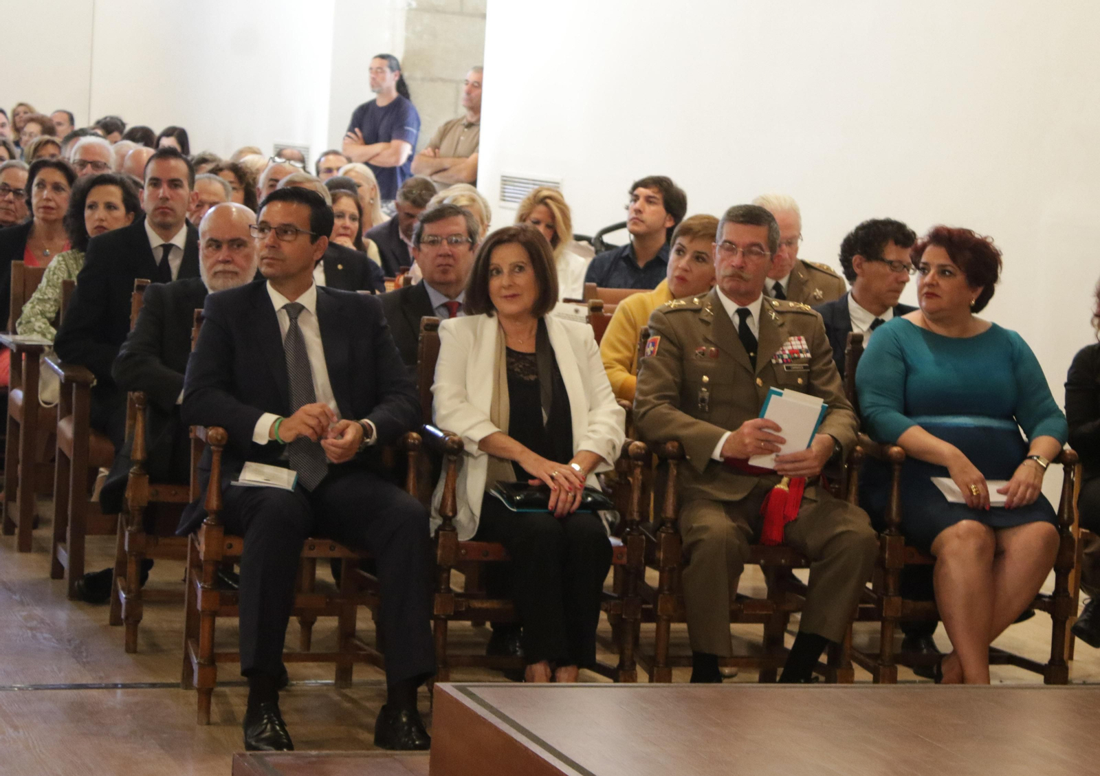 En primera fila, Paco Cuenca, María José Sánchez, el teniente general jefe del MADOC, José Carrasco, y Teresa Jiménez.
