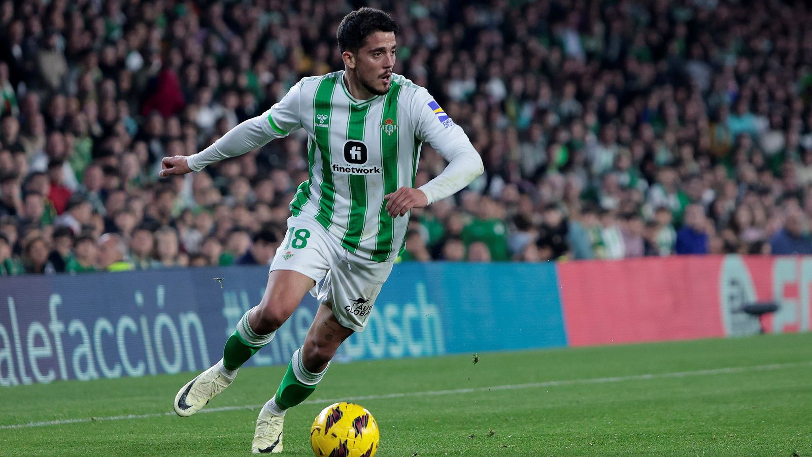 Fornals conduce un balón por la banda.