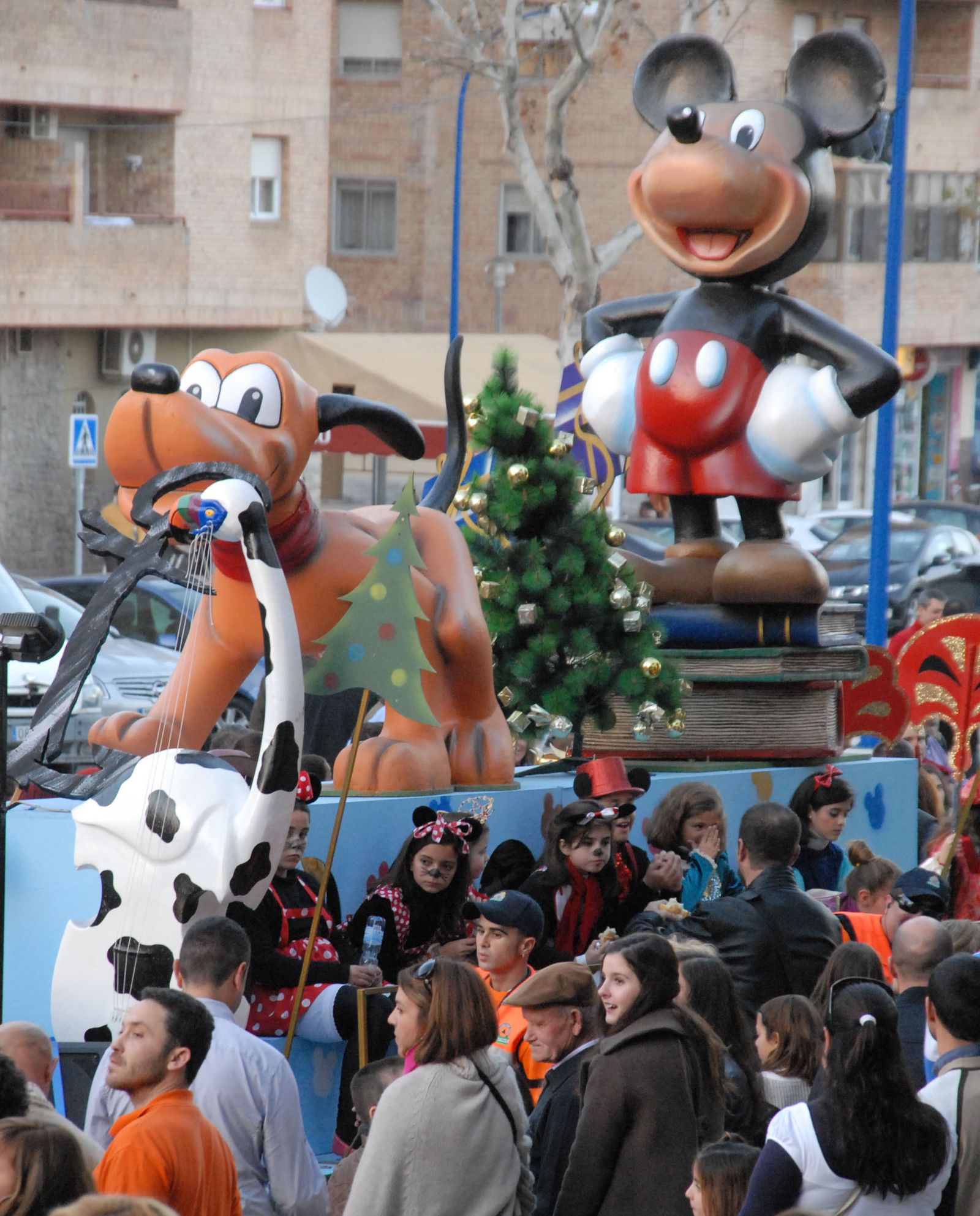 Una carroza con un gigantesco Mickey Mouse, en la Cabalgata de la Ilusión en San Fernando en 2013