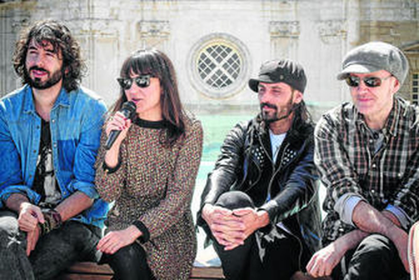 Eva Amaral toma la palabra durante la presentación de la segunda edición de No Sin Música, junto a Mikel Izal, Miguel Campello y Juan Aguirre.