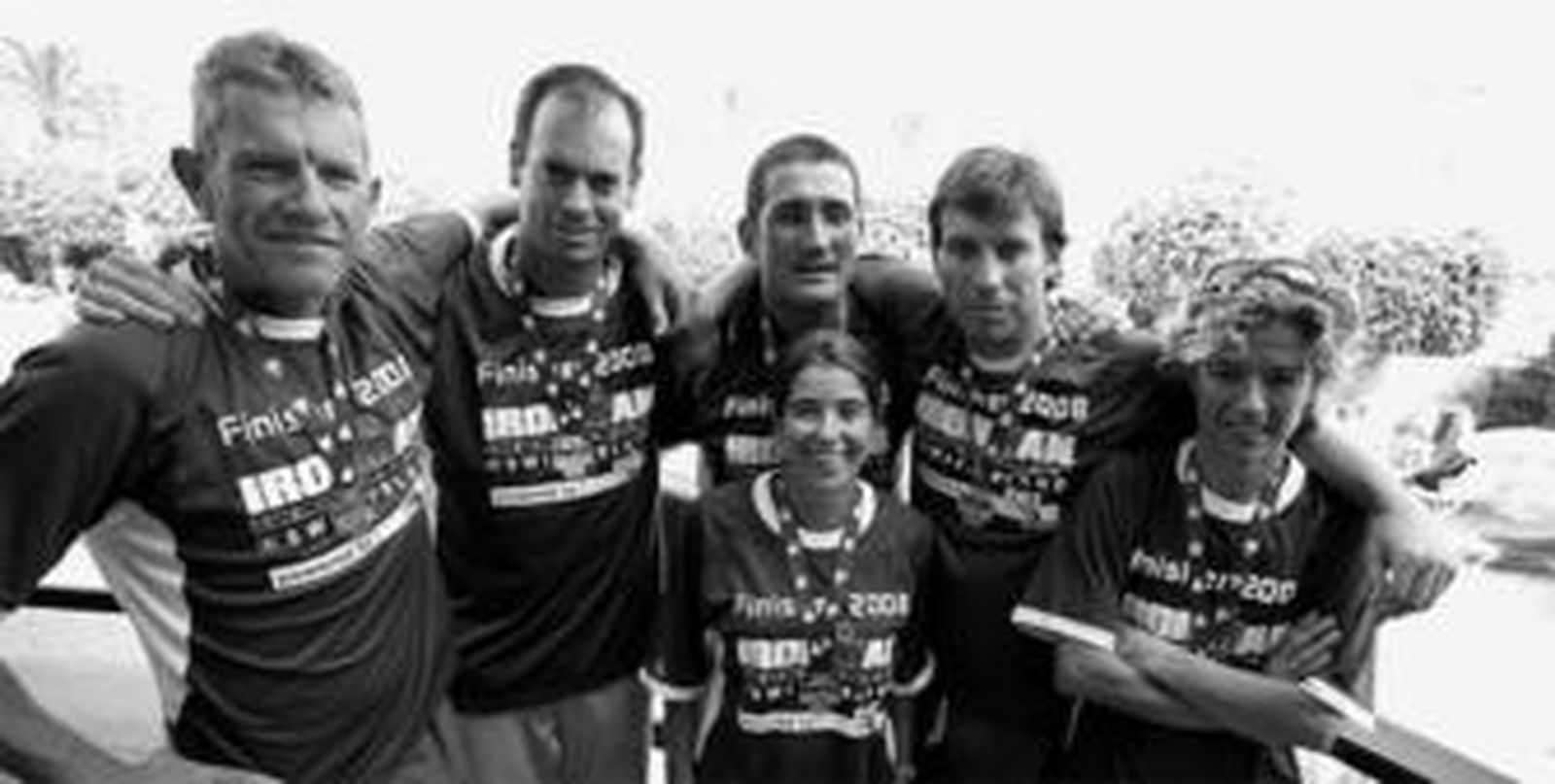 De izquierda a derecha, los atletas que acabaron el 'Ironman': Manuel Sánchez, Miguel de Nova, Antonio Guillén, María Luisa Miñana, Manuel Narváez y Juana Criado.