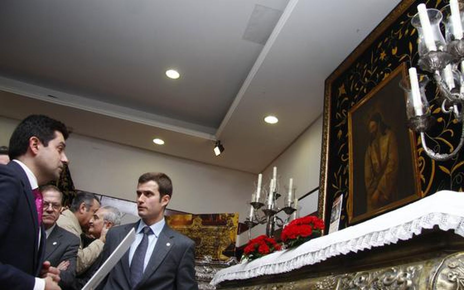 Los visitantes aprecian los objetos de la exposición "Tan lejos y tan cerca", de la Hermandad de la Amargura.

Foto: Belen Vargas