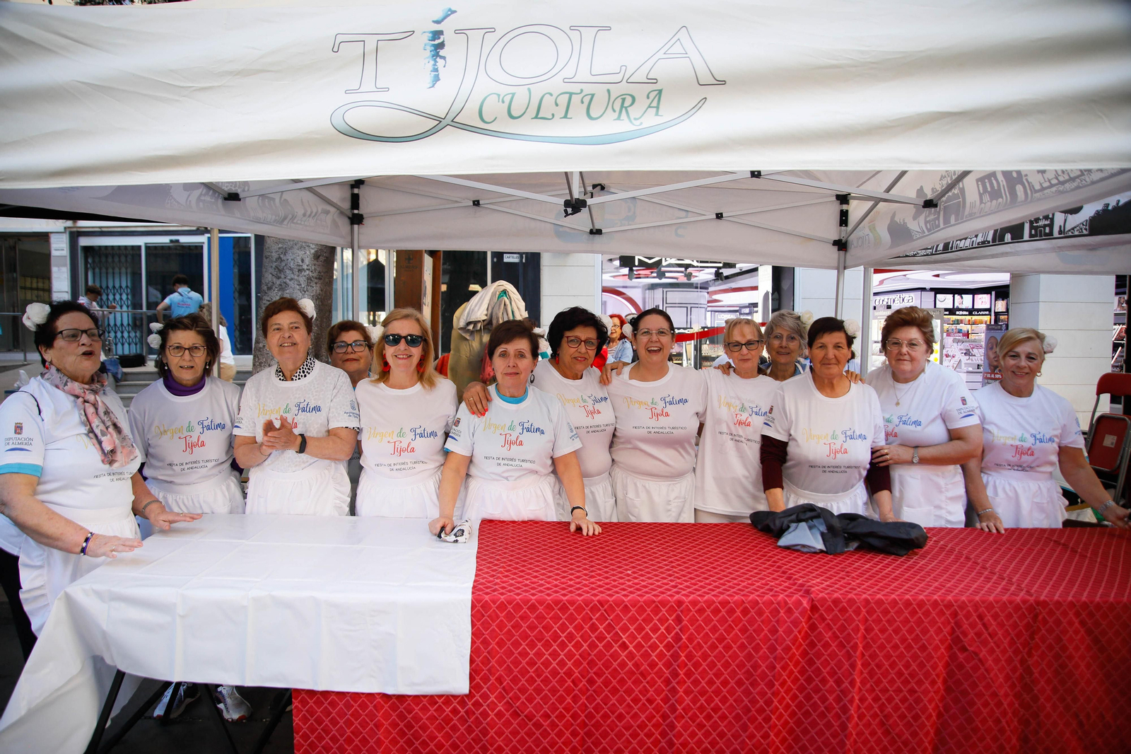 Así es la alfombra de serrín de 60 metros en el Paseo de Almería, en imágenes.