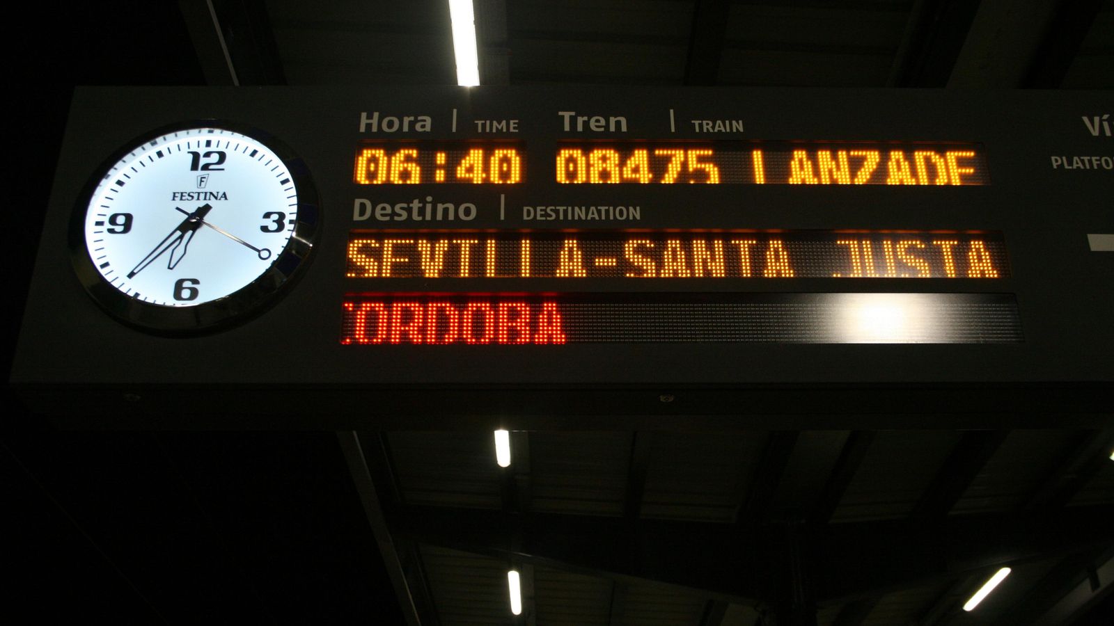 El panel informativo en la cabecera de la vía 7 de Granada, de donde ha partido el primer Avant del día