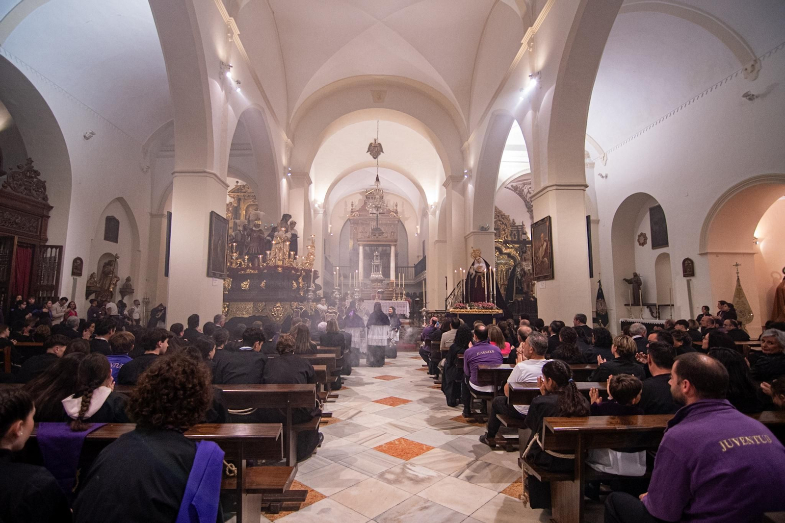 Domingo de Ramos en Montilla: La Juventud se queda en casa por la lluvia, en imágenes