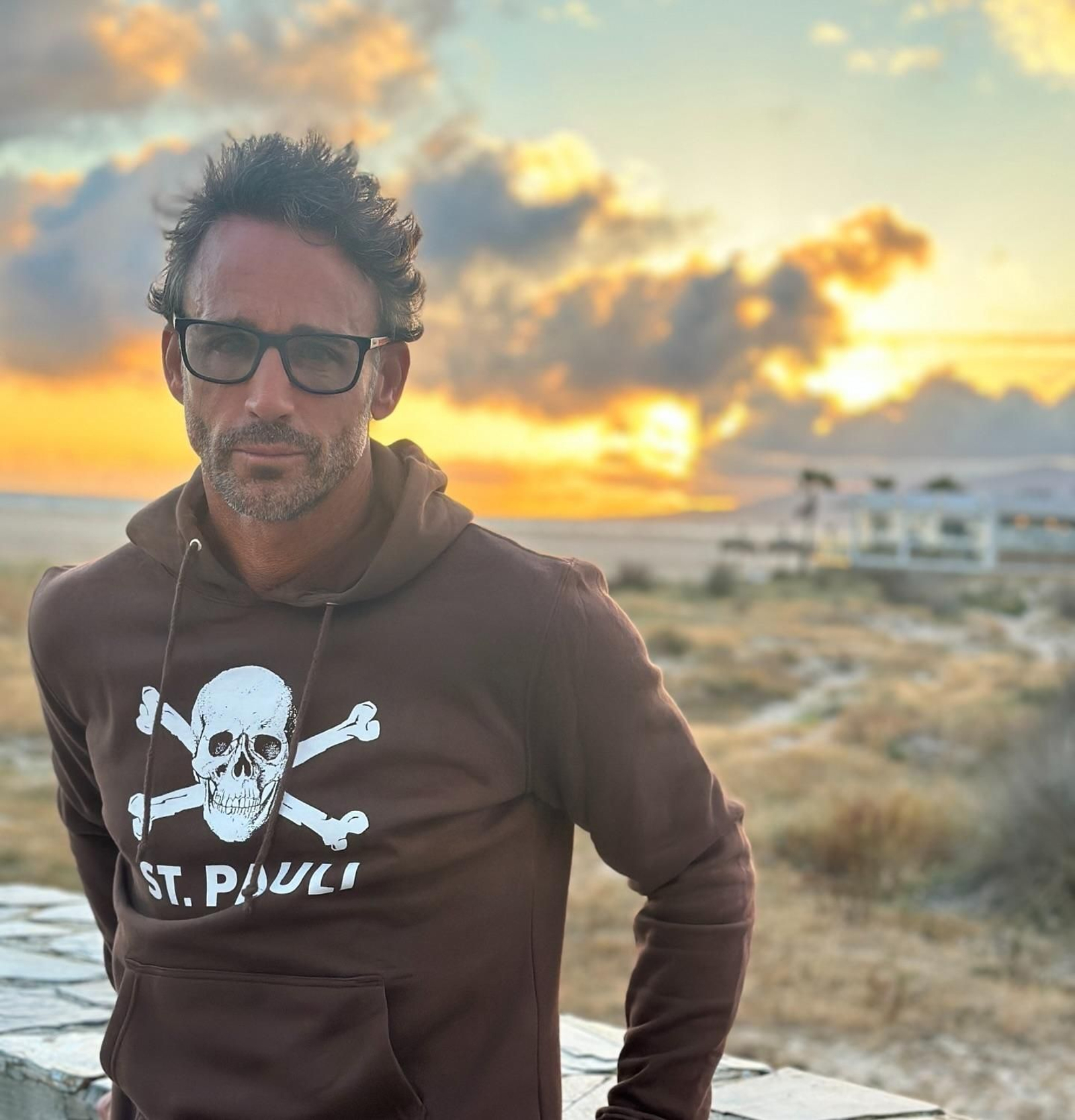 Álvaro Muñoz Escassi, con el chiringuito Carbones 13 de fondo.