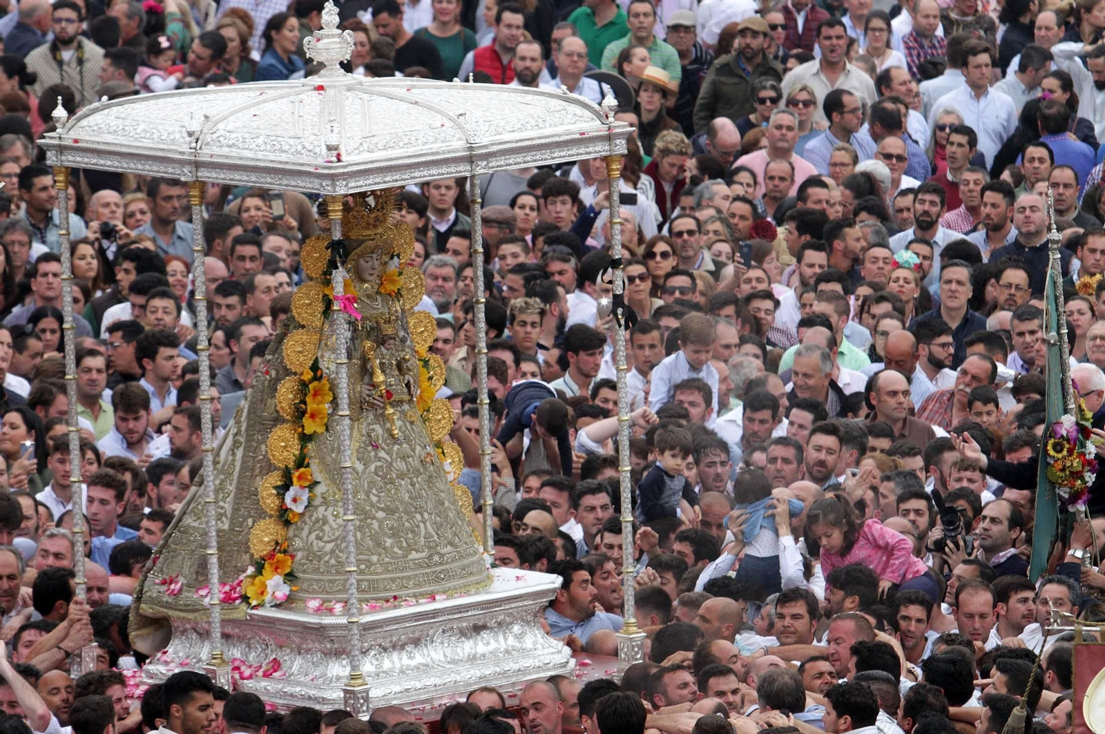 Las imágenes de la procesión de la Virgen del Rocío por la aldea en el Lunes de Pentecostés