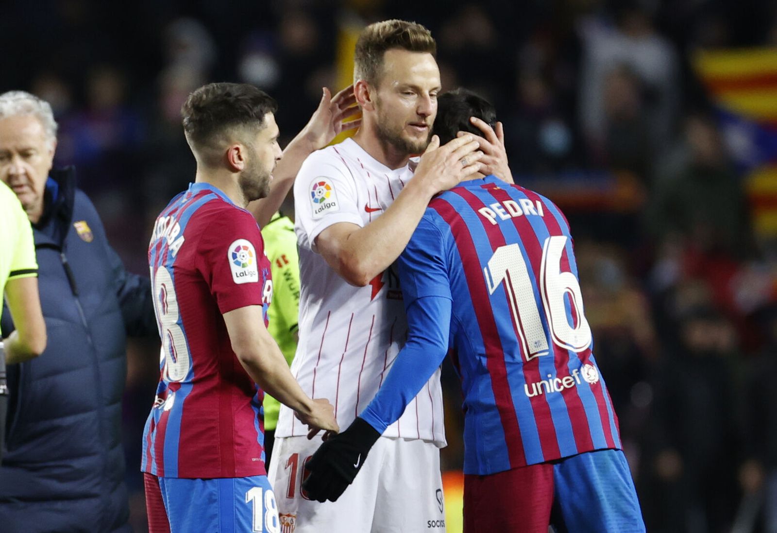 Rakitic abraza a Pedri en la última visita del Sevilla al Camp Nou.