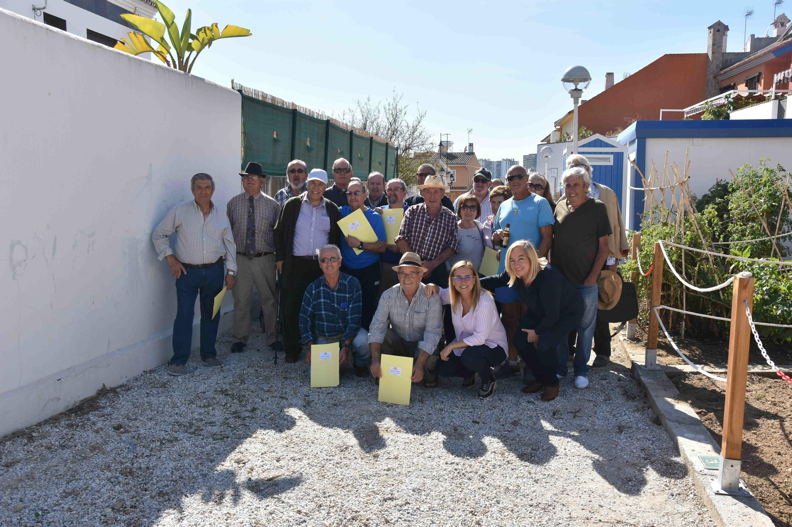 La alcaldesa de Fuengirola, Ana Mula, entrega 24 huertos urbanos a mayores.