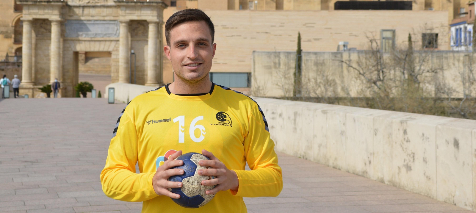 Fernando Torres posa con un balón en el Puente Romano.