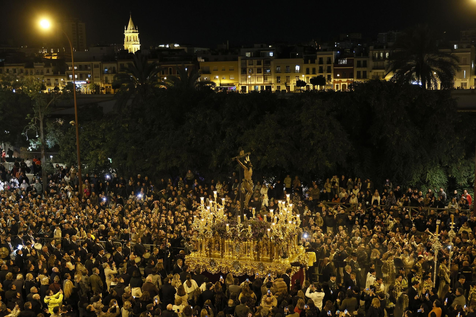 El paso de la Magna de Sevilla por el Paseo de Colón