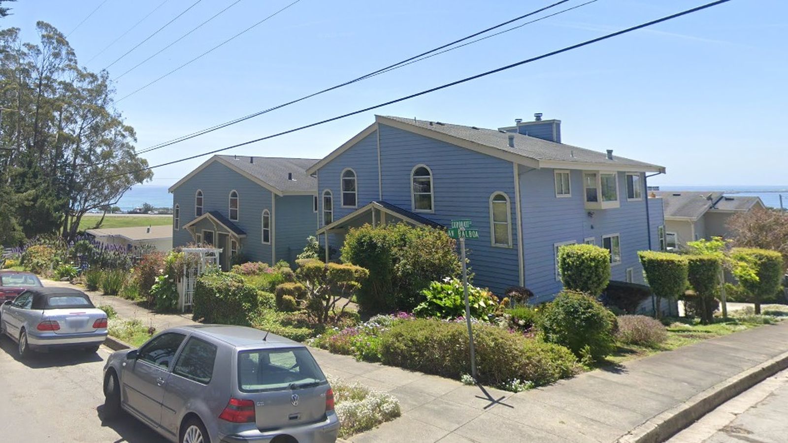 Una de las enormes casas de esta villa de playa.