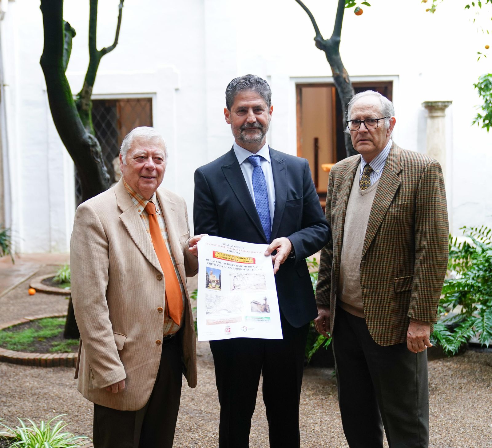 José Cosano, Angel Cañadilla y José Manuel Escobar Camacho posan con el cartel de las jornadas.