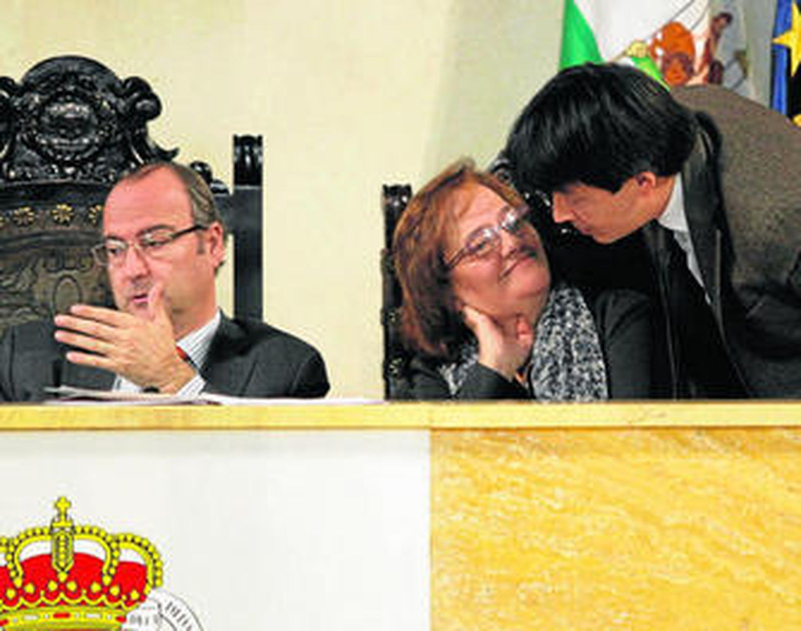 Manolo Guzmán se aproxima al alcalde ante la cómplice mirada de María Muñiz.