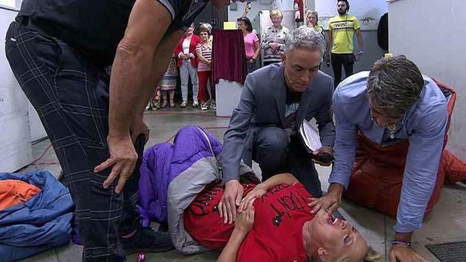 Momento en que el presentador y los compañeros socorren a Lidya Lozano en directo.