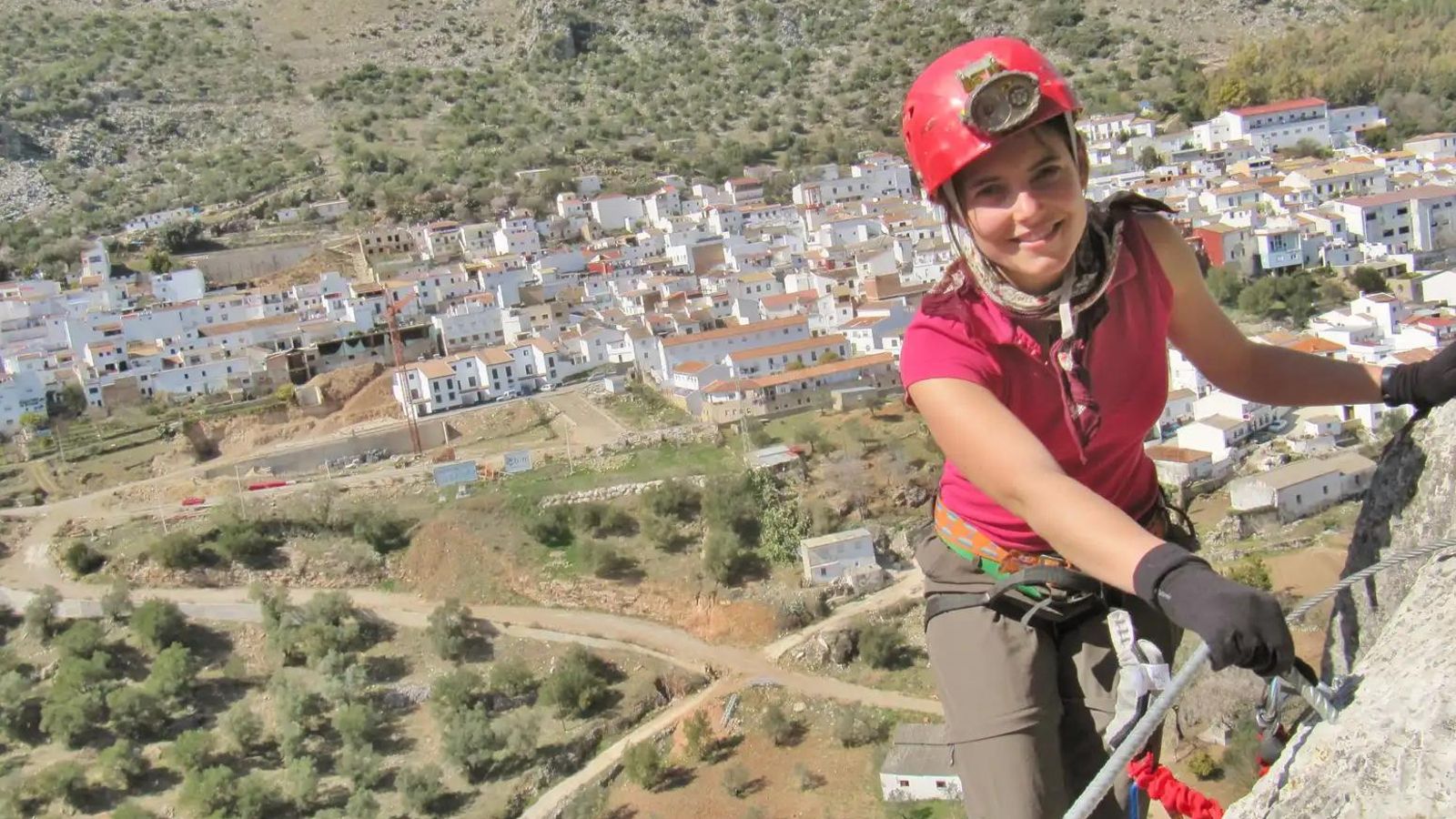 Una mujer durante la vía ferrata de Benaoján.