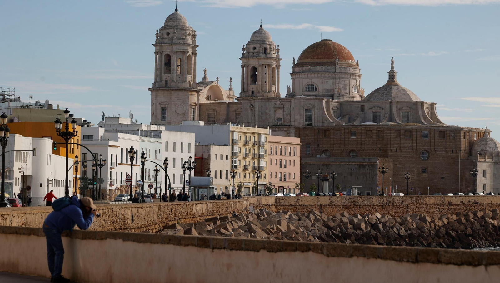 La Catedral de Cádiz luce majestuosa desde la avenida Campo del Sur