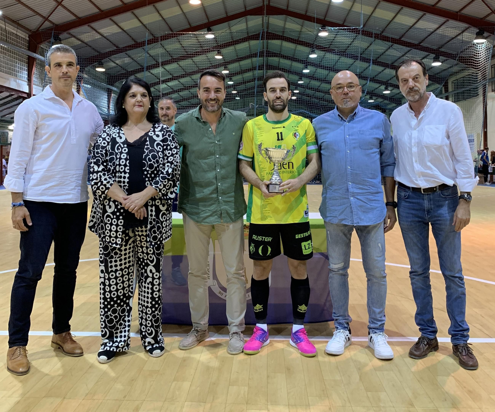 Míchel recoge el trofeo de campeón del I Memorial Pablo Carrasco.