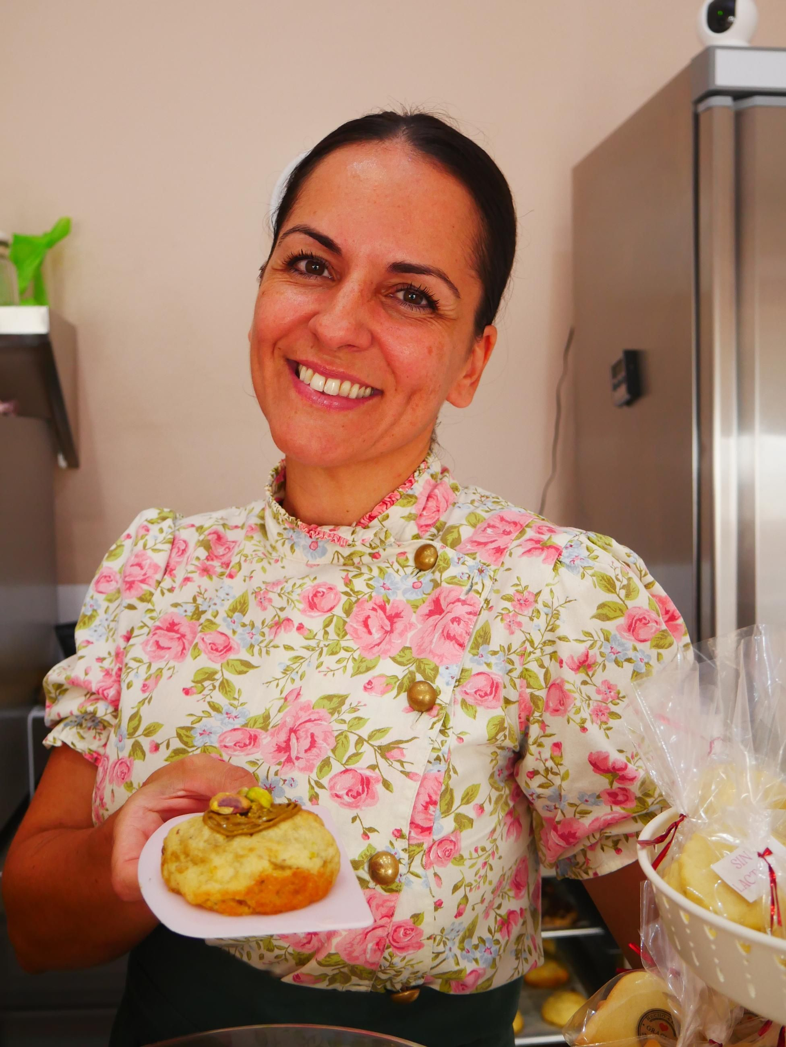 Lucía, mostrando una cookie de pistacho, una de las más vendidas.