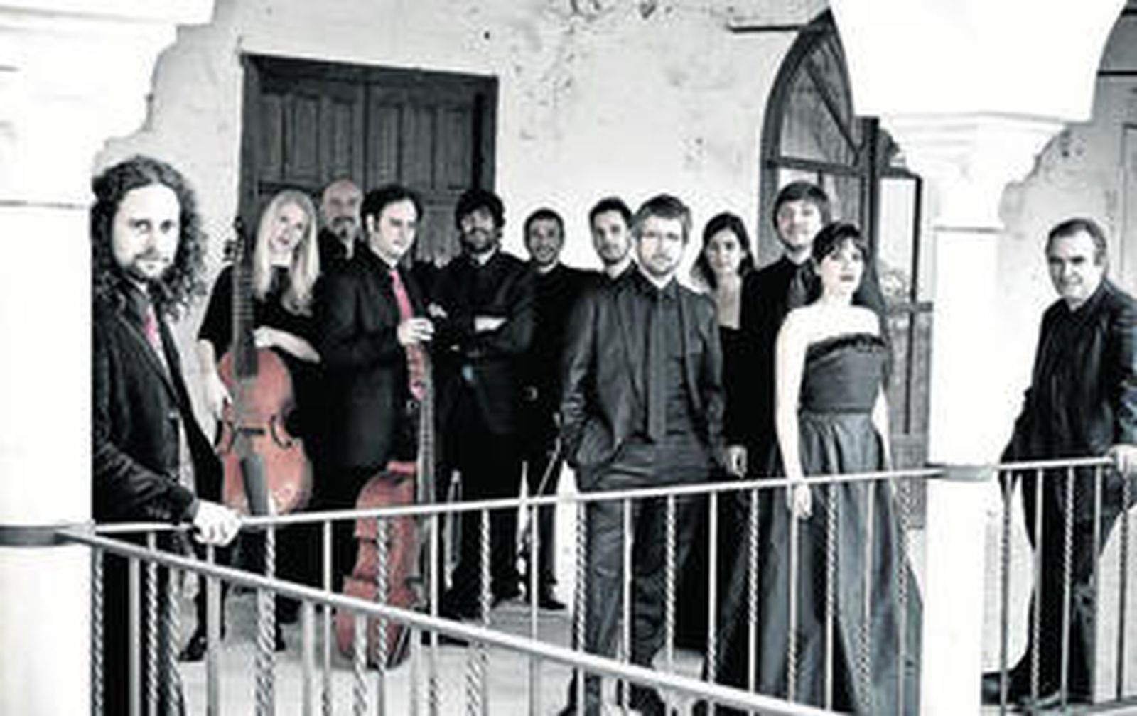 Los músicos que forman parte del grupo sevillano Accademia del Piacere, con Fahmi Alqhai, su director, en el extremo izquierdo.