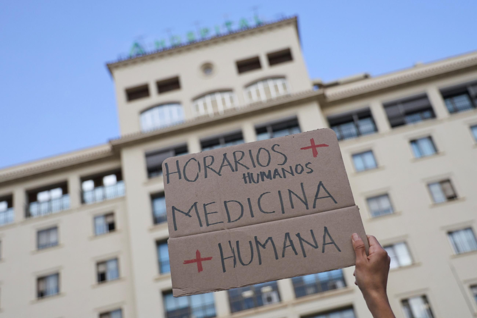 Uno de los carteles portados por los médicos durante la huelga, en Málaga.