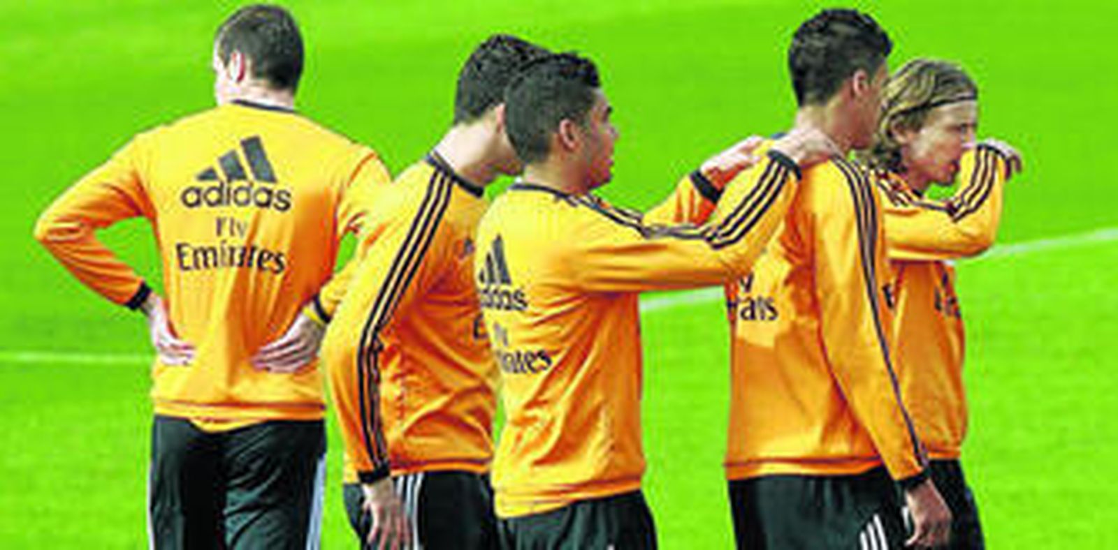 Bale, Cristiano, Casemiro, Varane y Modric, durante el entrenamiento de ayer.