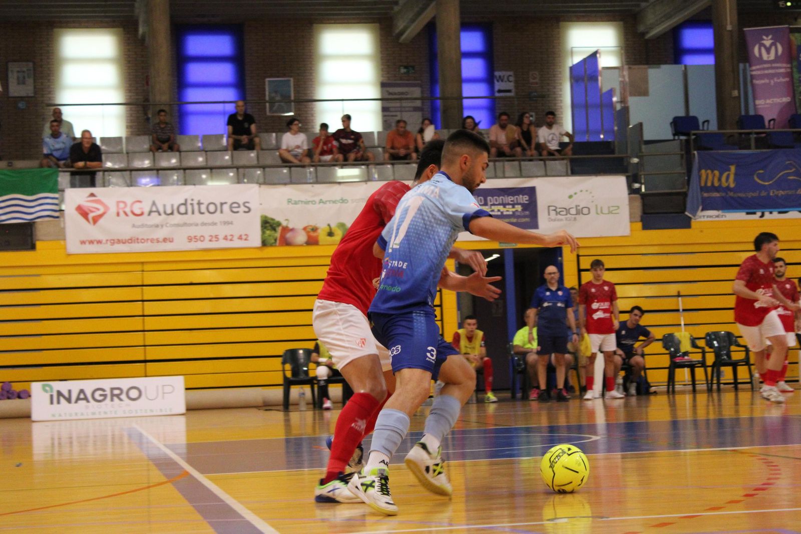 Un jugador celeste intenta de irse de un rival durante el amistoso frente al Mengíbar.