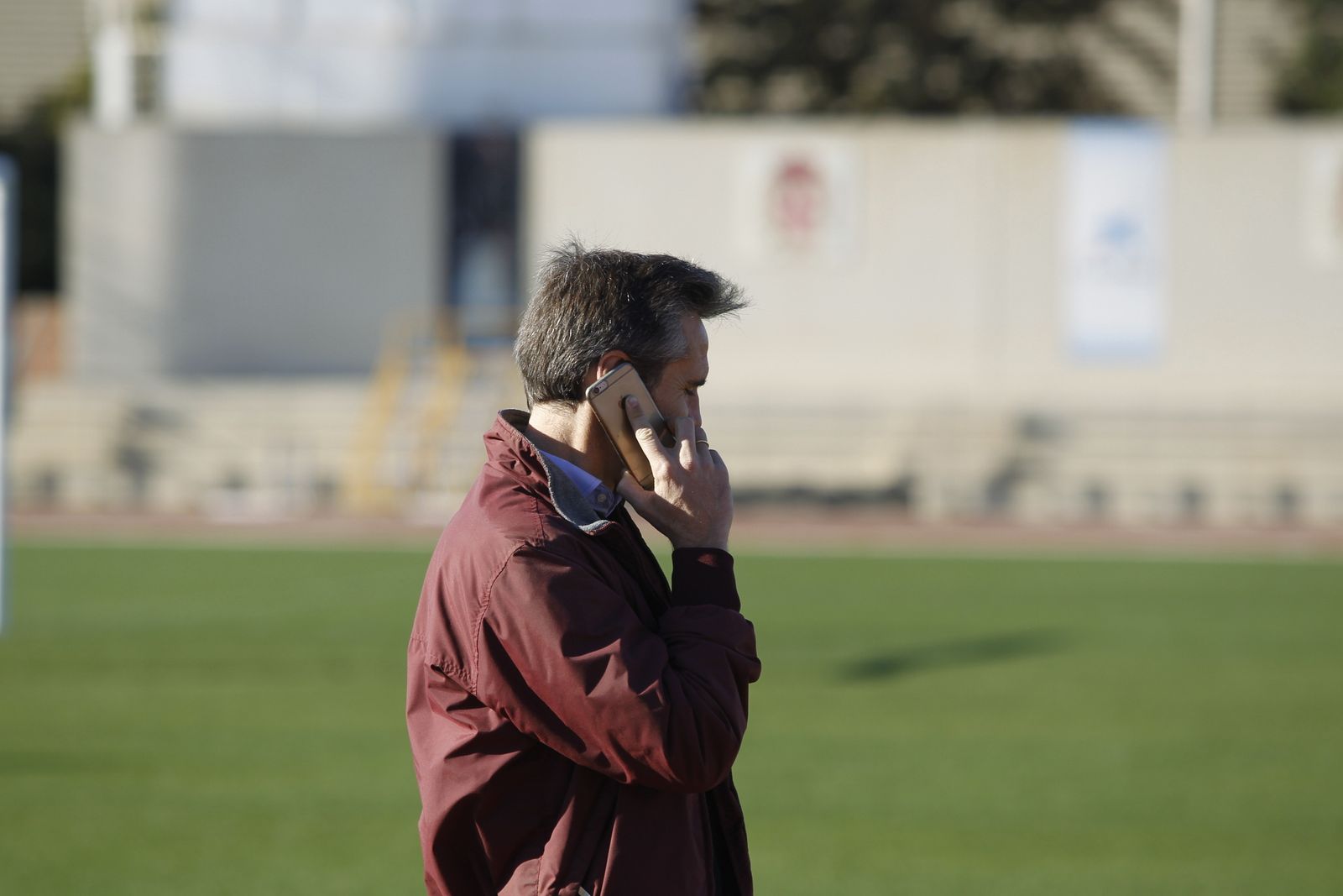 Corona no se despega del móvil durante estos días de mercado estival.