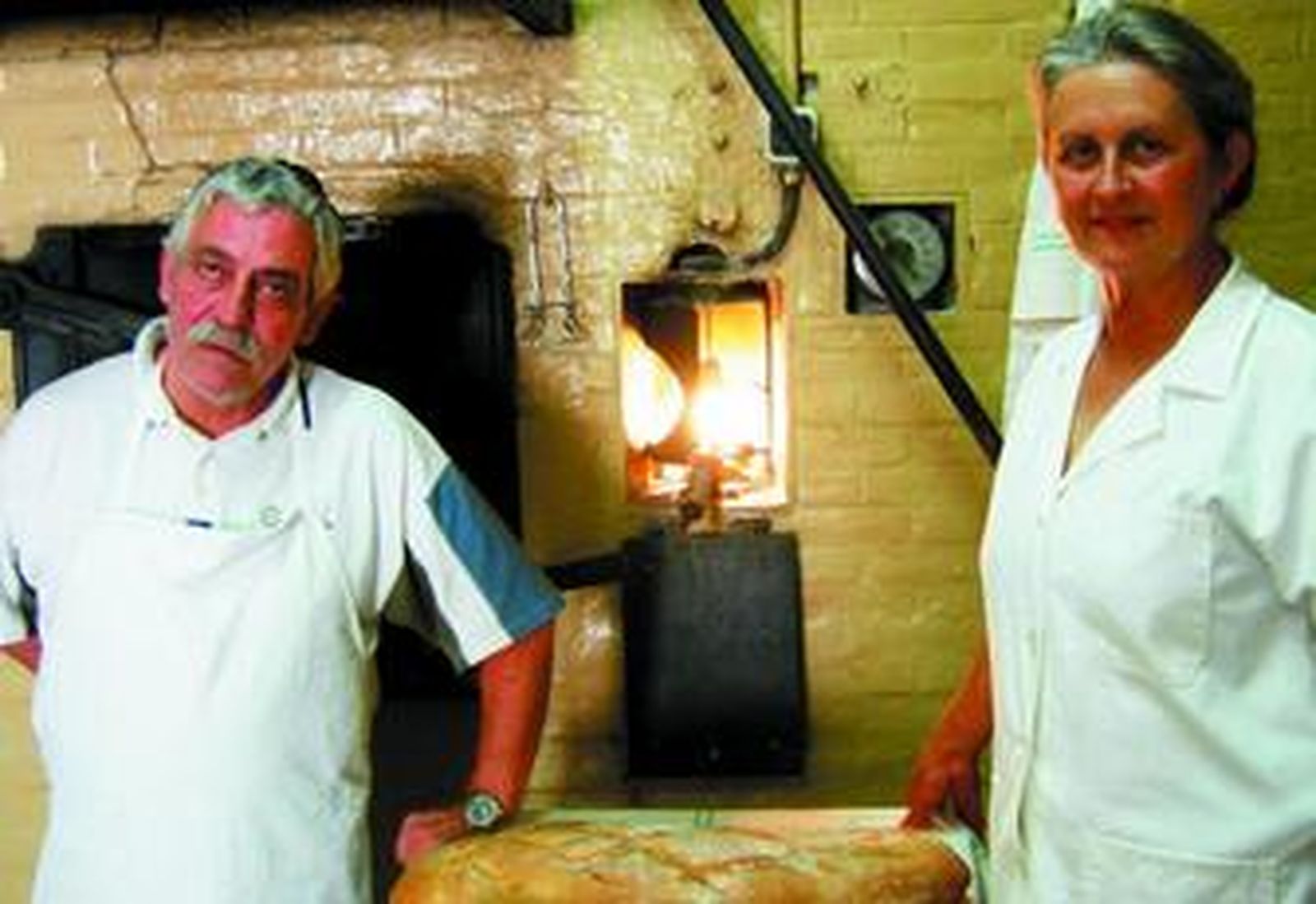 El panadero posa junto a su mujer donde hornean el pan de cada día.