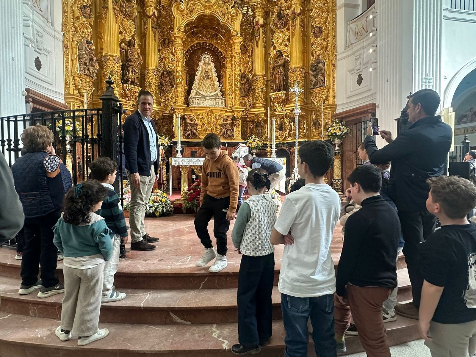 La peña Sevillistas en Xerez regala ilusión en El Rocío a niños del Hospital de Jerez