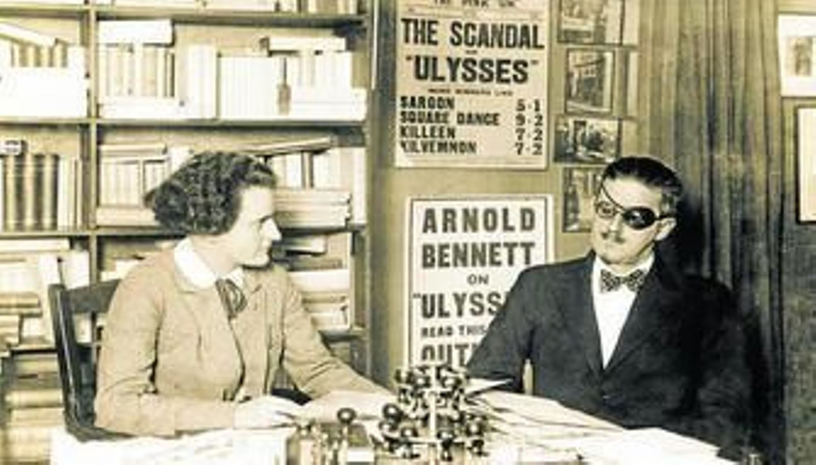 James Joyce, con su editora Sylvia Beach, en la librería parisina Shakespeare & Company, donde el 'Ulises' vio la luz en 1922.