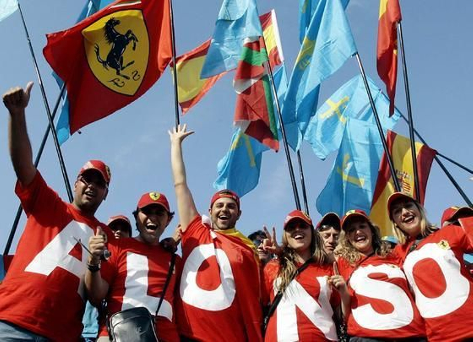 Fernando Alonso refuerza su candidatura al Mundial tras ganar en Monza. / Reuters