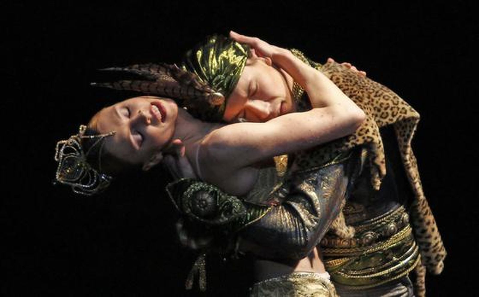 El Ballet de la Ópera de Varsovia representa 'La Bayadère' en el Teatro de la Maestranza, una obra sobre la supervivencia del amor tras la muerte.

Foto: Antonio Pizarro