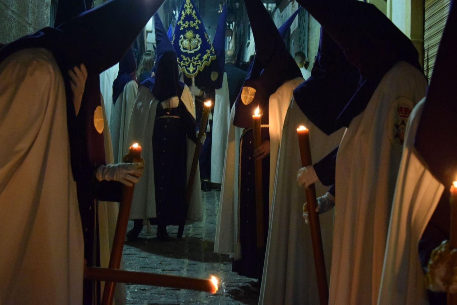 Fila de nazarenos en el cortejo de La Estrella.