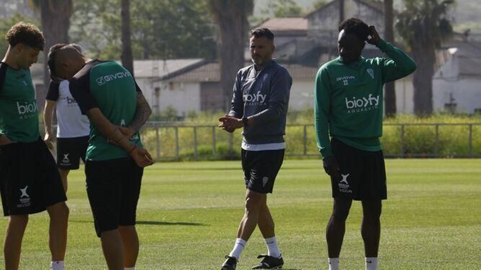 Iván Ania da órdenes durante un entrenamiento