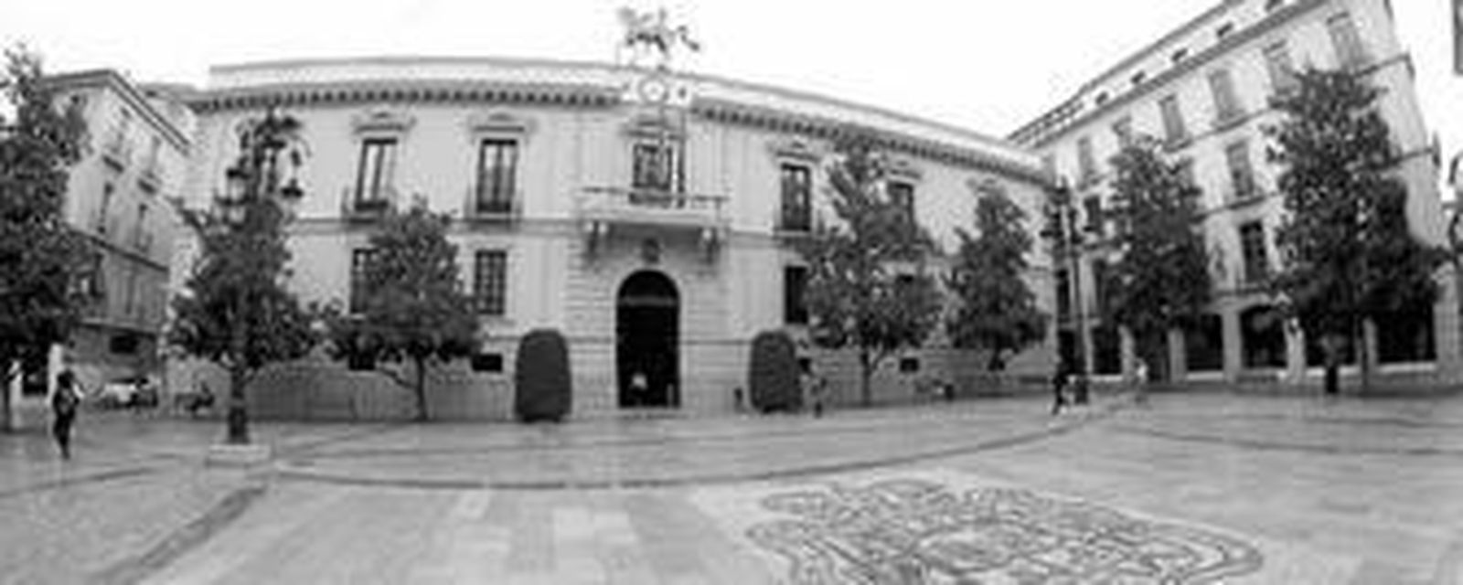 El Ayuntamiento de Granada espera para acoger a partir del 13 de junio a los componentes de la nueva Corporación que saldrá hoy de las urnas.